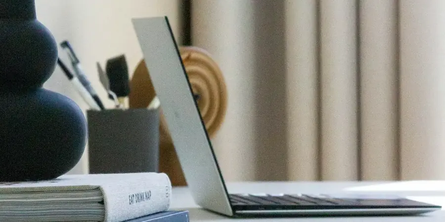 Portable posé sur un bureau, à la maison.