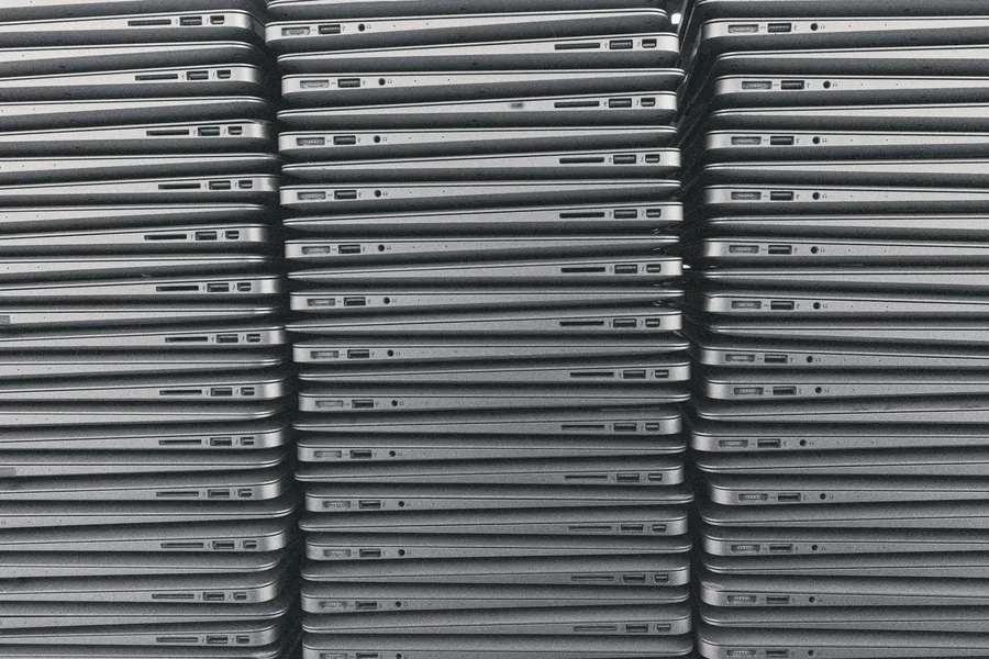 Piles de portables d’entreprise fermés.