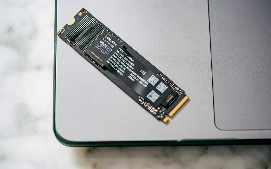 SSD NVMe moderne posé sur un portable fermé.