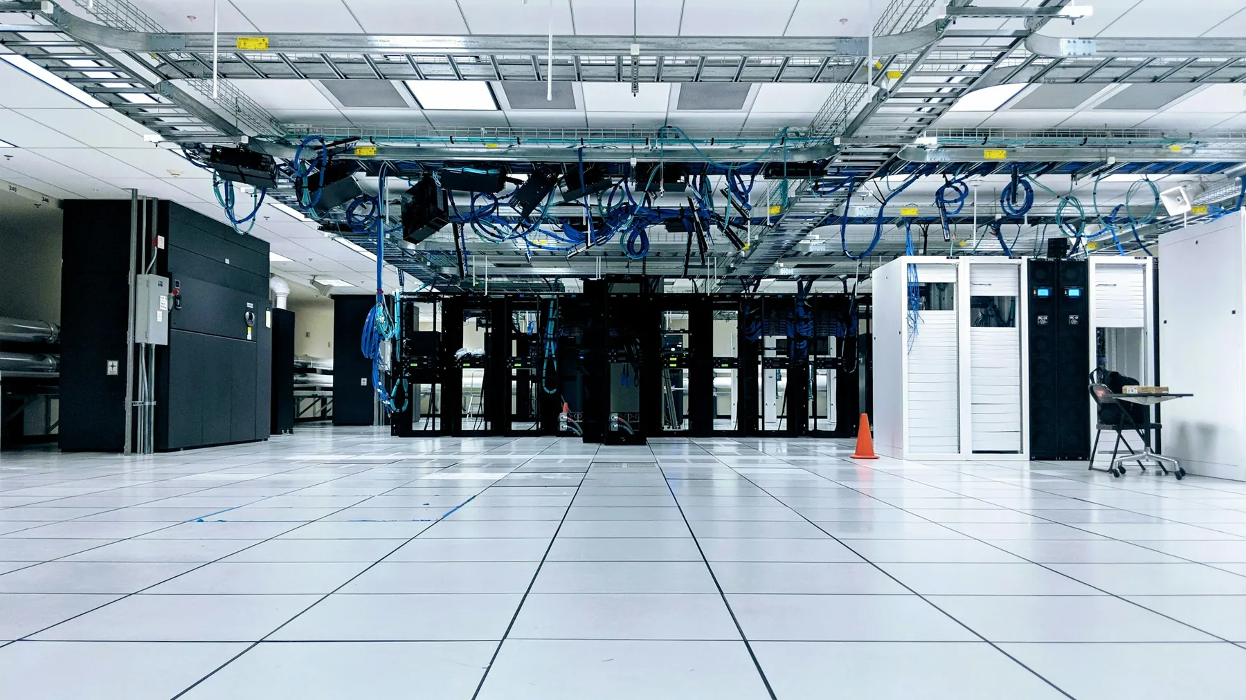 Salle de serveurs lumineuse avec des baies informatiques.